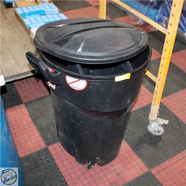 RUBBERMAID GARBAGE BIN WITH LID