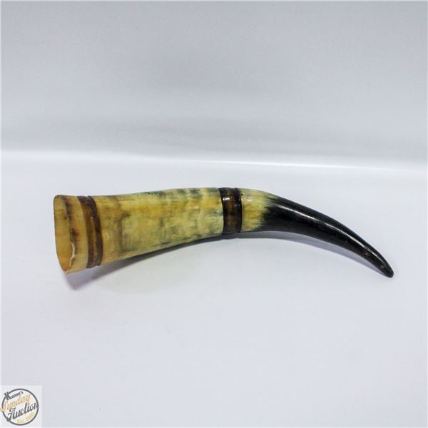 HORN WITH PAINTED SCENE.