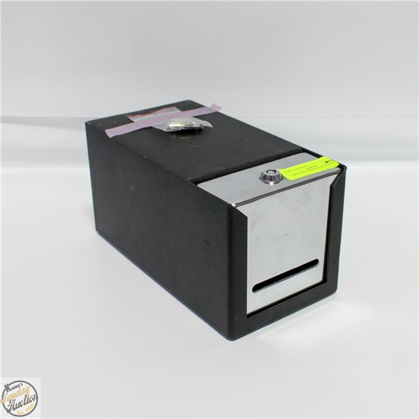 SMALL NEWINBOX SAFE WITH KEYS