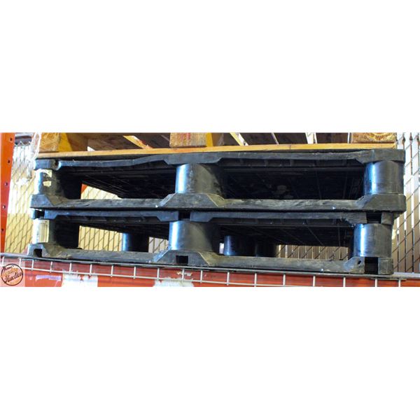 STACK OF 2 HEAVY DUTY PLASTIC PALLETS