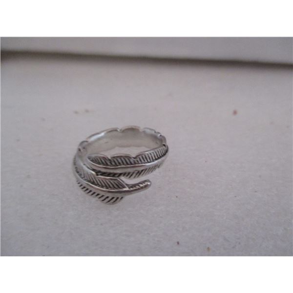 FEATHERED RING ADJUSTABLE