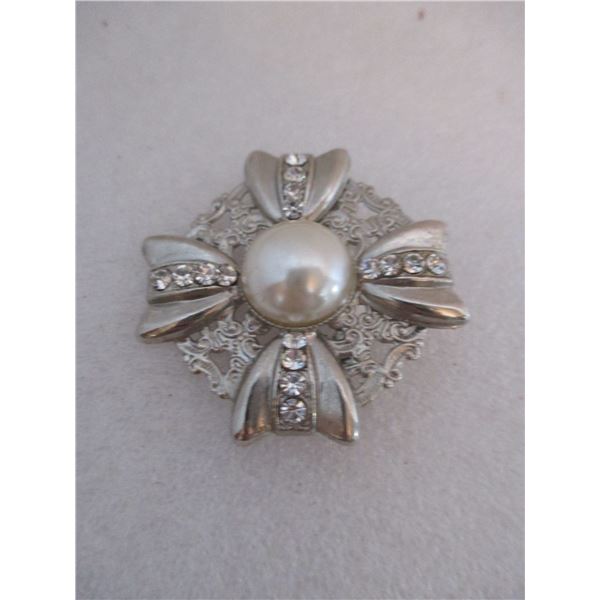 VINTAGE LADIES BROOCH...(JEWELRY)