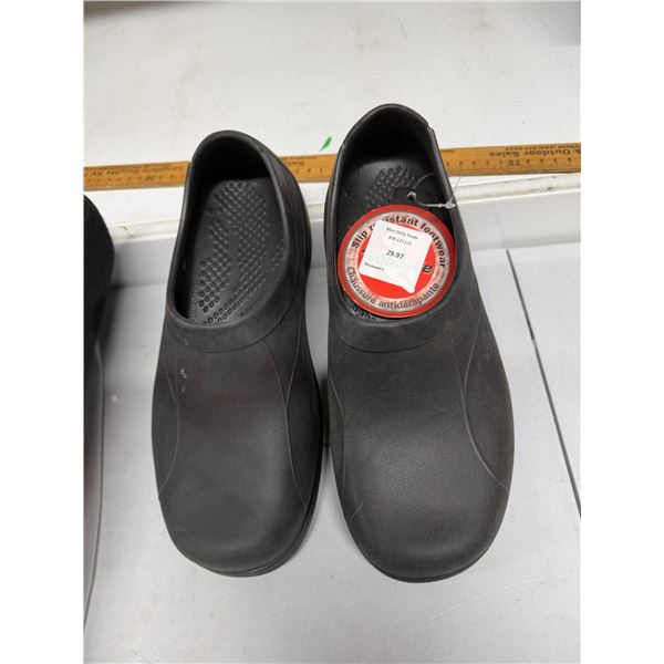 Slipper resistant footwear size men's eight