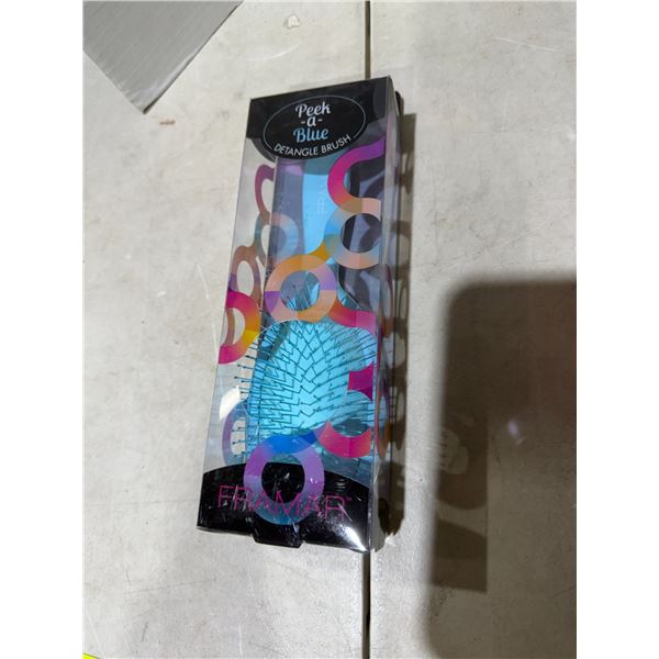 Peek a blue detangler brush