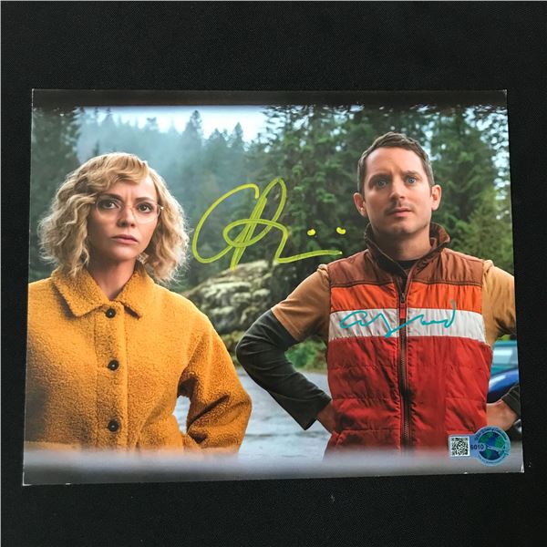 CHRISTINA RICCI AND ELIJAH WOOD DUAL SIGNED YELLOW JACKETS 8X10 - WWOC COA