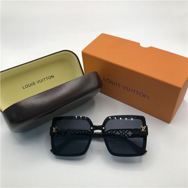 SUNGLASSES BNIB WITH ACCESSORIES
