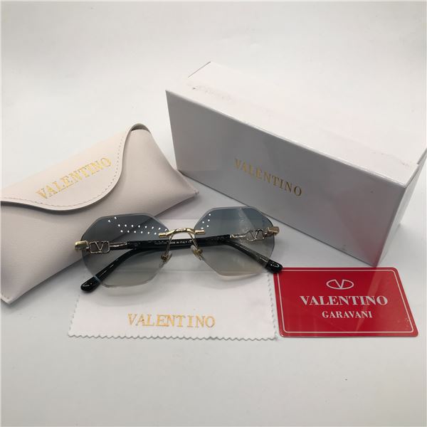 SUNGLASSES BNIB WITH ACCESSORIES