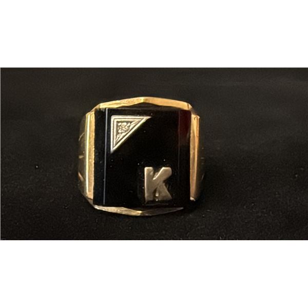 APPROX 10K MENS SIGNET RING SET WITH ONYX AND DIAMOND (6.7G)