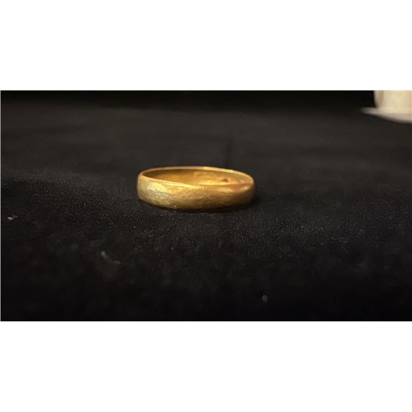 APPROX 20K WEDDING RING (1.8G)