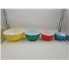 Image 2 : 4 Vintage Colourful Pyrex Mixing Bowls
