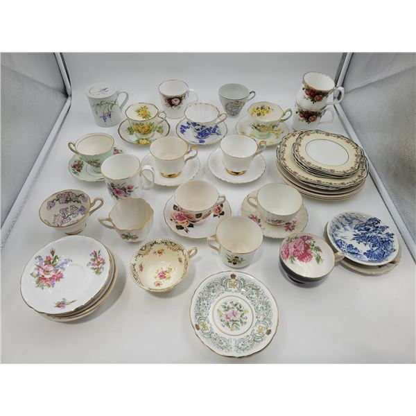 Vintage Chinaware: Teacups, Saucers, Plates (1 Double Stamped Paragon Saucer)
