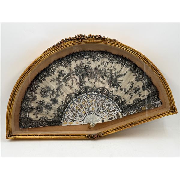 Beautiful Vintage Mother Of Pearl Handled Laced Fan