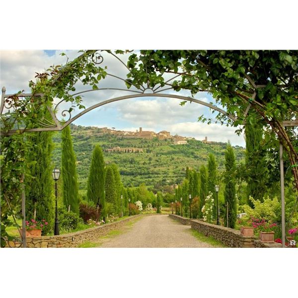 Cortona Hilltop for 4 / 6-night stay in a 2-bedroom / 2-bath apt w / pvt. wine tasting & pers. chef