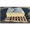 Image 3 : 1 LARGE PANEL BOX 1B