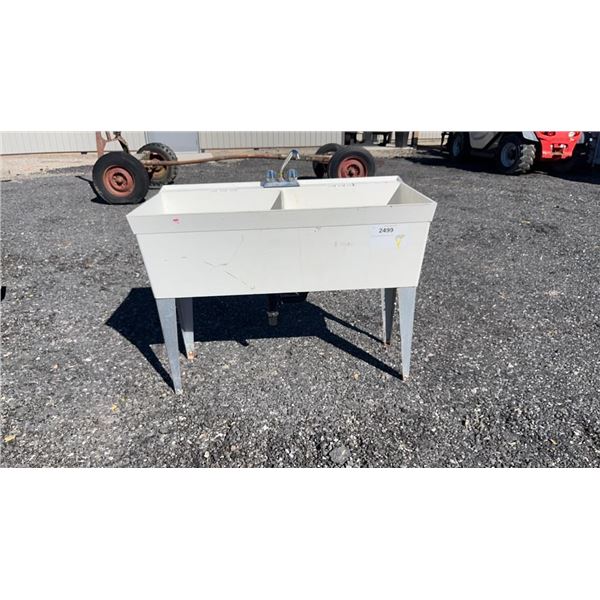 DOUBLE SINK FIBERGLASS W/ TAPS