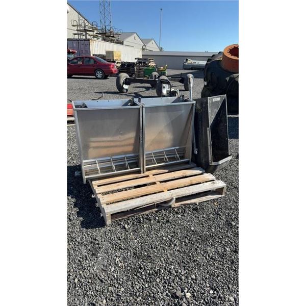 2  FEEDERS 1 STAINLESS STEEL , 1 VERBA  PLASTIC SS 4'X1.5" PLASTIC 1.5"X1.5" 2D