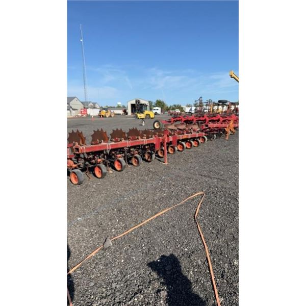 TRIPLE K CULTIVATOR 9R 20" 3 PT HITCH SN 3287  ONE OWNER & STORED INSIDE SET FOR SOYBEANS 2G