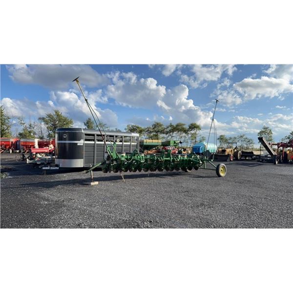 JOHN DEERE 71 FLEXI 11 ROW PLANTER ONE OWNER , STORED INSIDE END TO END TRANSPORT