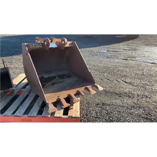 EXCAVATOR BUCKET W/TEETH 34"