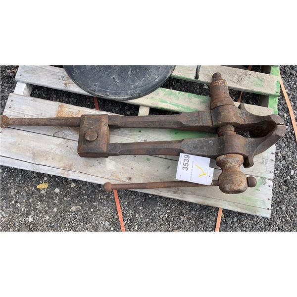 ANTIQUE BLACK SMITH VISE 43"L 1B