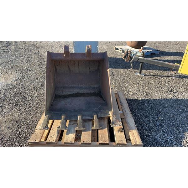 EXCAVATOR BUCKET W/TEETH 29 1/2"