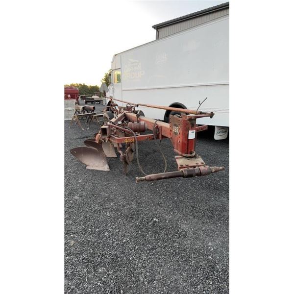 MASSEY FERGUSON 880 5 FURROW PLOW ADJUSTABLE ONE OWNER, STORED INSIDE, FIELD READY SN 1694003557 2E