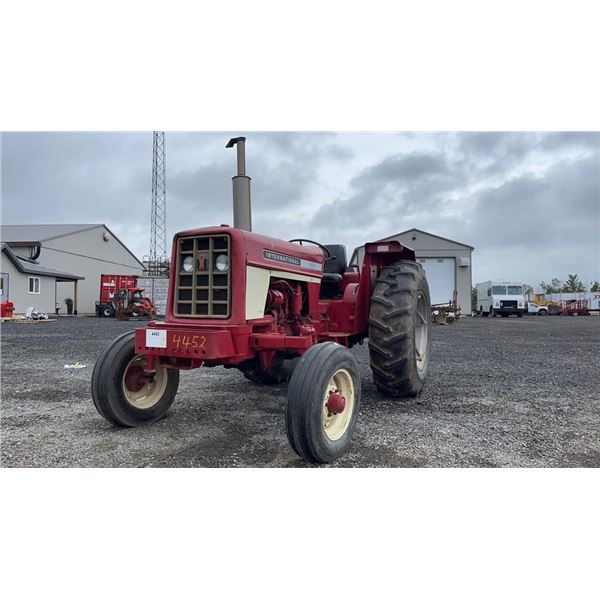 1980'S VINTAGE INTERNATIONAL 574 TRACTOR DIESEL HYDRASTATE, LOW HRS 2501 ONLY TWO OWNERS, GOOD RUBBE