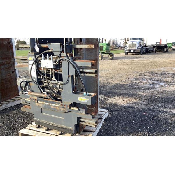 LOREN 113085 200LB SOFT TOUCH CARTON CLAMP SN 201604014, RATE CAPACITY 2000 AT 181 1E