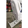 Image 7 : Adjustable Esthetician Treatment Bed and/or Tattoo Chair (Manual)