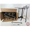 Image 1 : Box Lot: Variety Hangers & Easels