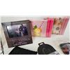 Image 2 : Décor Combo (22pcs) : Lavender Pillow ; Napkin/Candle Sets ; Gloves ; Soap ; Wire Basket ; etc
