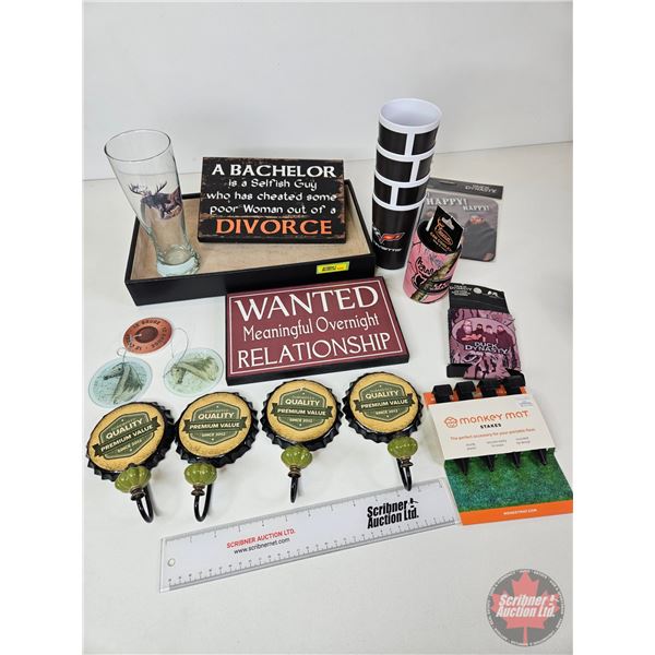 Combo (19pcs) : Novelty Hardboard Signs ; Coat Hangers ; Corvette Melamine Cups ; Duck Dynasty Mouse