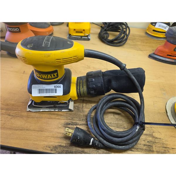 DeWalt D26441 1/4 Sheet Palm Sander 120V 2.4A