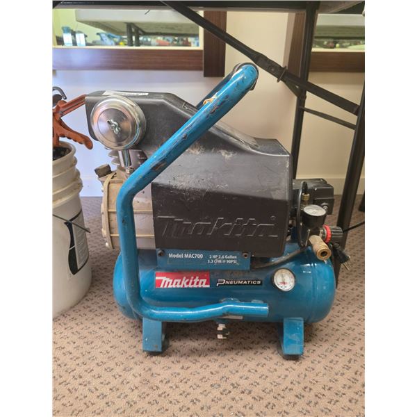 Makita Model MAC700 2 HP 2.6 Gallon Air Compressor