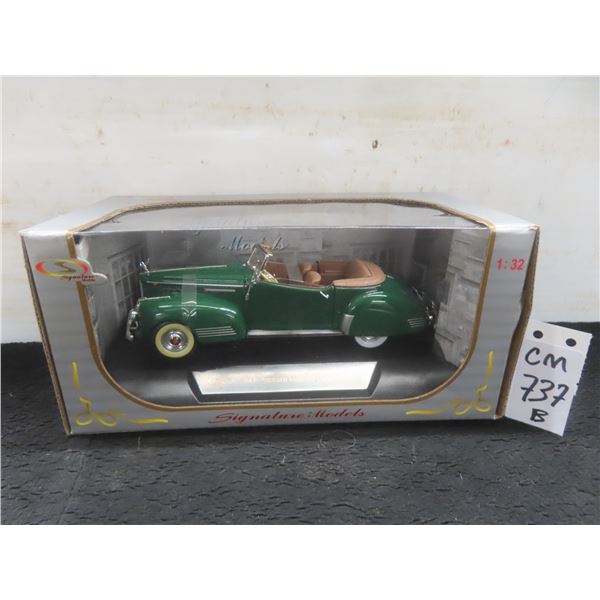 Signature Models 1941 Packard 1:32 Scale Diecast Car