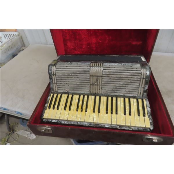Hohner Verdi Accordion with Case