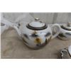 Image 6 : Vintage Japanese Kutani Porcelain Tea Set with Teapot, Cups, Creamer, and Sugar