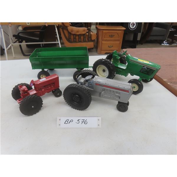 STK 415 Tractor and Wagon by Ertl White Farm Equipment Tractor