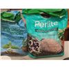 Image 4 : 50 Liter Potting Soil 1/3 Bag Perlite Pruning Saw Plastic Starter Pots and Totes