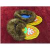 Image 10 : Pair of Beaded Moccasins Sole 8 3/4" With Beaded Leather Pouch, 2 Leather Bracelets, and 4" Bone Pi