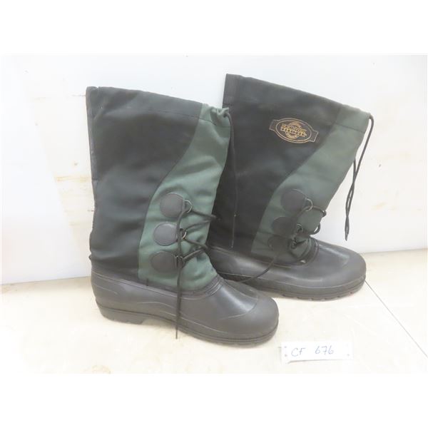Northern Territory Winter Boots Size 12 Tear in Fabric on Right Boot