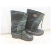 Image 1 : Northern Territory Winter Boots Size 12 Tear in Fabric on Right Boot