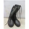 Image 4 : Northern Territory Winter Boots Size 12 Tear in Fabric on Right Boot