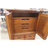 Image 4 : Dresser 56" x 42" x 20".