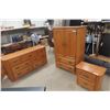 Image 7 : 2 Pine 3-Drawer Nightstand 20" x 20" x 16".