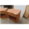 Image 3 : 2 Oak Nightstands or End Tables 24" x 16" x 22".