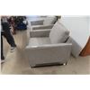 Image 2 : 2 Matching Living Room Chairs.
