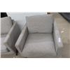 Image 3 : 2 Matching Living Room Chairs.