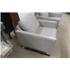 Image 4 : 2 Matching Living Room Chairs.