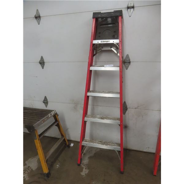 Fiberglass Step Ladder With Paint Tray – 5 Ft